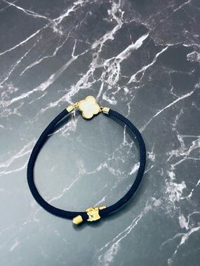 Gold-Trim Black Cord Clover Pendant bracelet 18k new